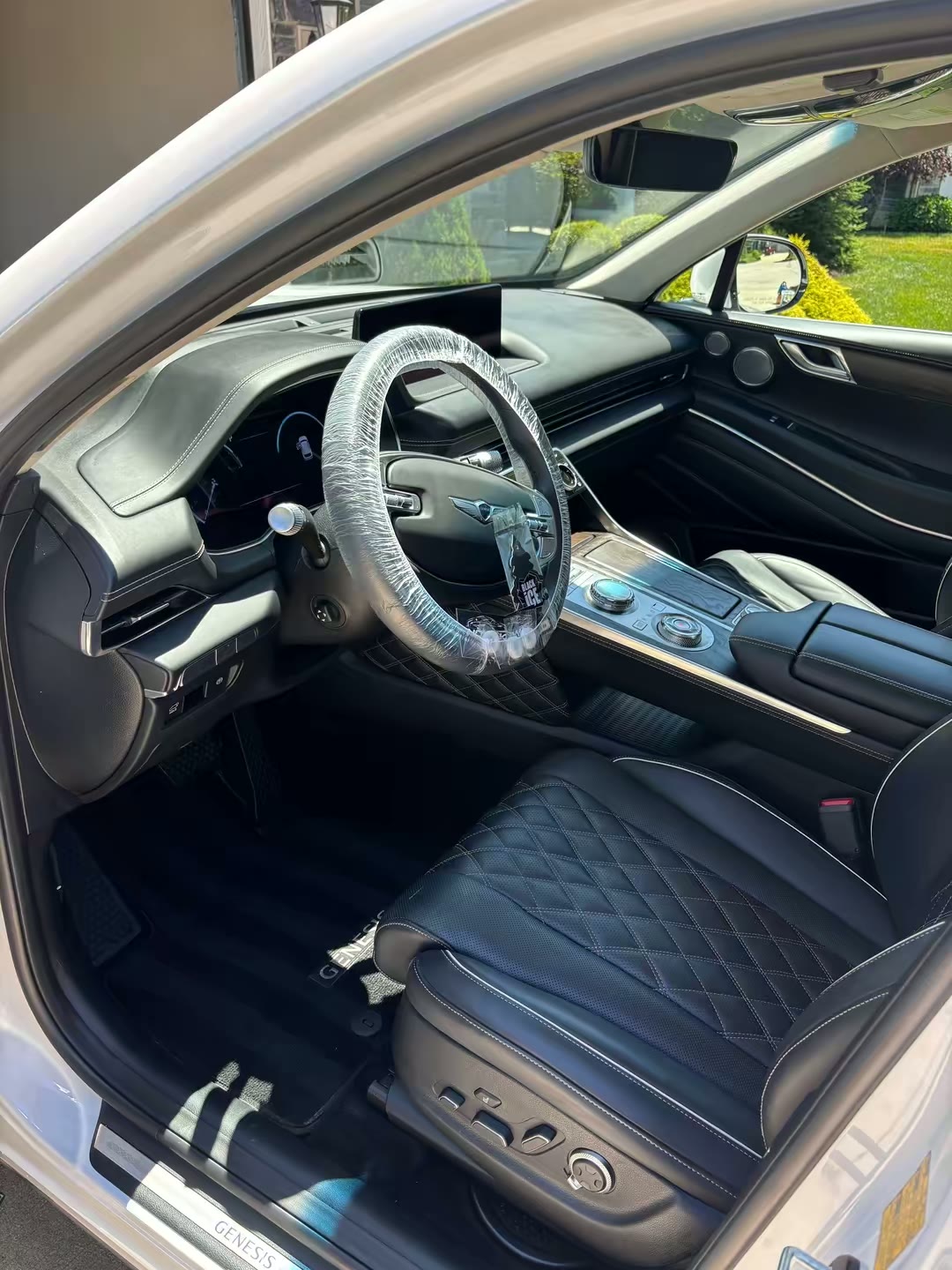 Cockpit detail — Genesis G80