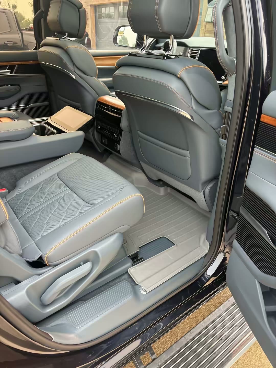 Rear seats and floor — Grand Wagoneer